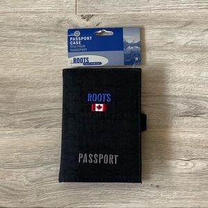 ❣️2/$35❣️ Roots Passport Case